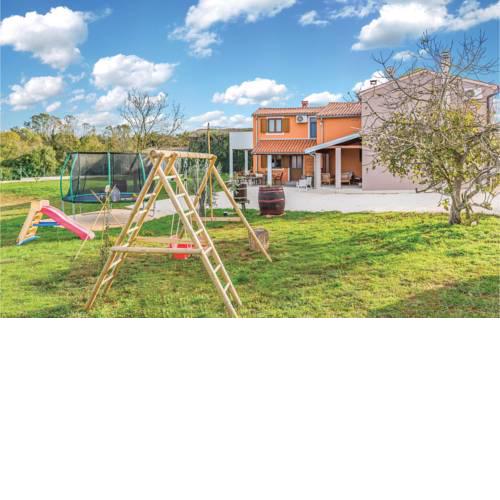 Three-Bedroom Apartment in Pula
