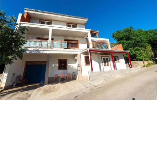 Three-Bedroom Apartment in Rovanjska