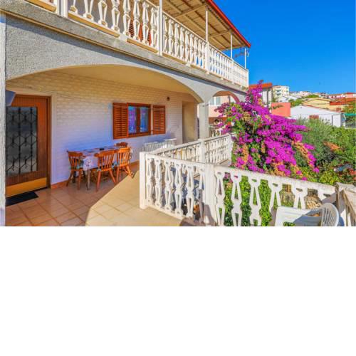 Three-Bedroom Apartment in Seget Vranjica
