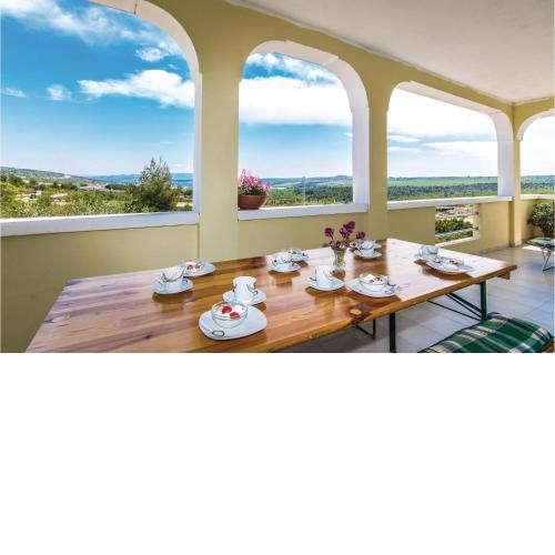 Three-Bedroom Apartment in Slivnica