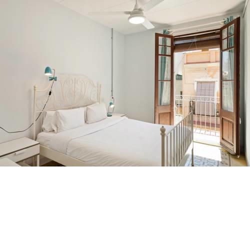 Three Bedroom Apartment w/Balcony 4 min to tube