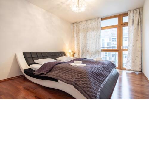 Three bedroom apartment with balconies and garage near metro by easyBNB