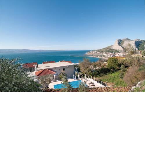 Three-Bedroom Apartment with Sea View in Omis