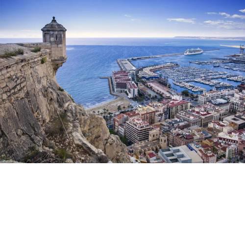 Three bedroom flat 10 min away from the sea