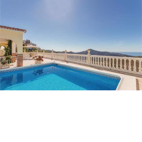 Three-Bedroom Holiday Home in Corumbela