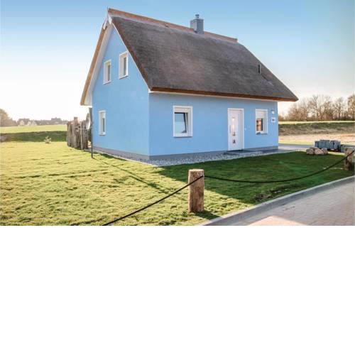 Three-Bedroom Holiday Home in Glowe