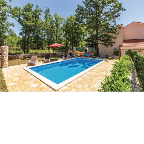 Three-Bedroom Holiday Home in Gornji Vinjani