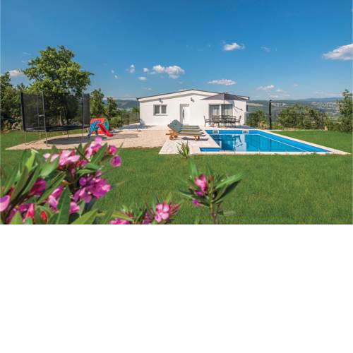 Three-Bedroom Holiday Home in Grubine