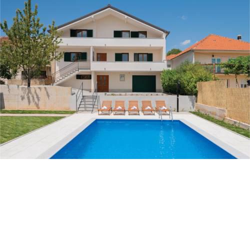 Three-Bedroom Holiday Home in Imotski