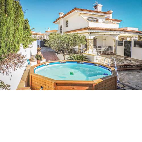 Three-Bedroom Holiday Home in Miami Platja