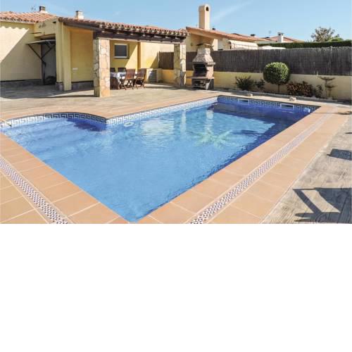 Three-Bedroom Holiday Home in Miami Playa