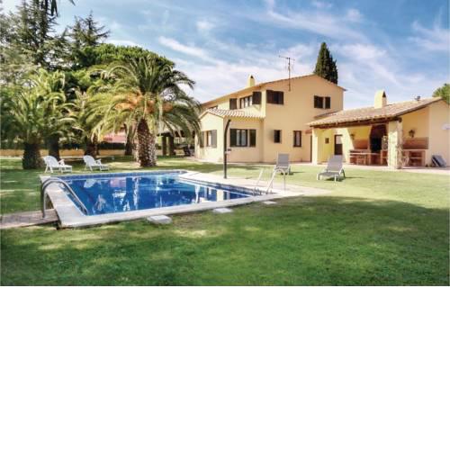 Three-Bedroom Holiday Home in Mont-ras