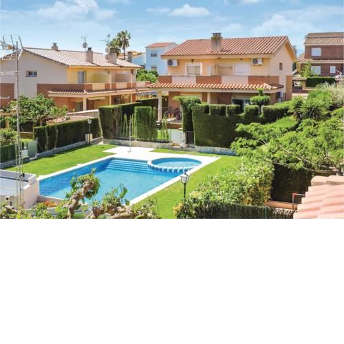 Three-Bedroom Holiday Home in Mont-roig del Camp