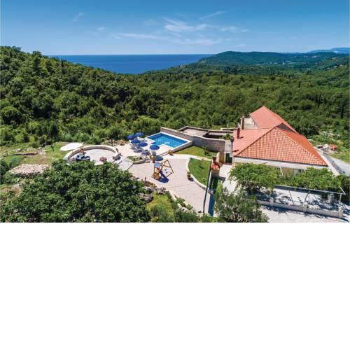 Three-Bedroom Holiday Home in Radovcici