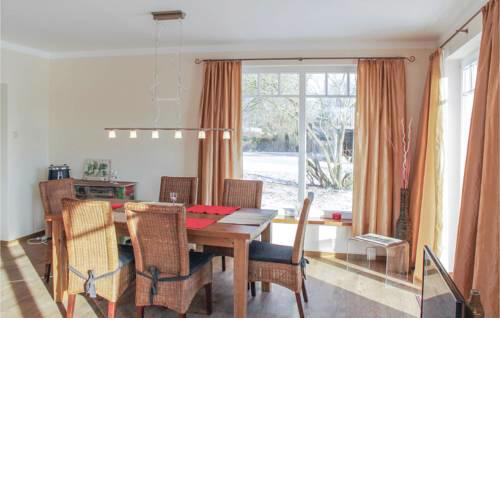 Three-Bedroom Holiday Home in Settin