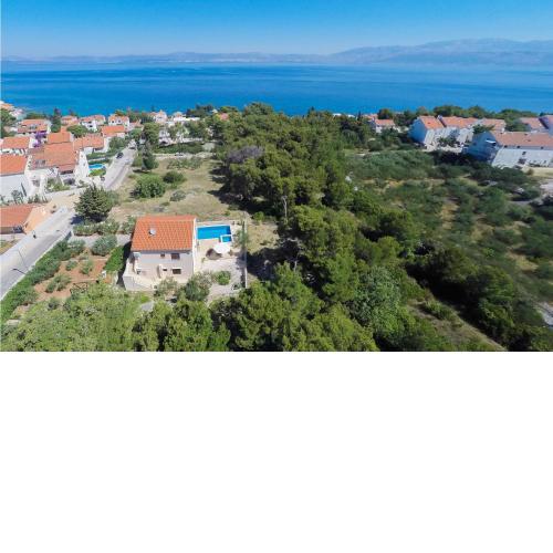Three-Bedroom Holiday Home in Sutivan