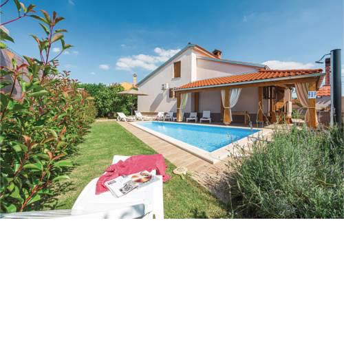 Three-Bedroom Holiday Home in Svetvincenat
