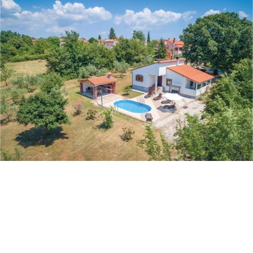 Three-Bedroom Holiday Home in Svetvincenat