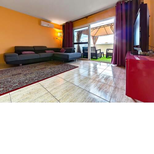 three-storey apartment for 11 guests RED