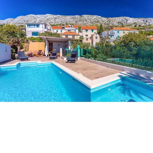 Tice Villa Sleeps 8 with Pool Air Con and WiFi