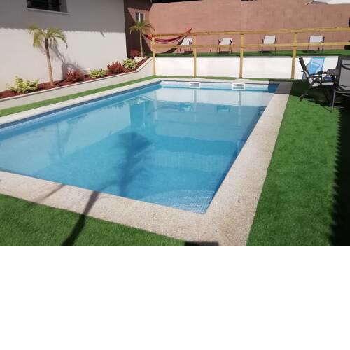 Tiendas, piscina y barbacoa