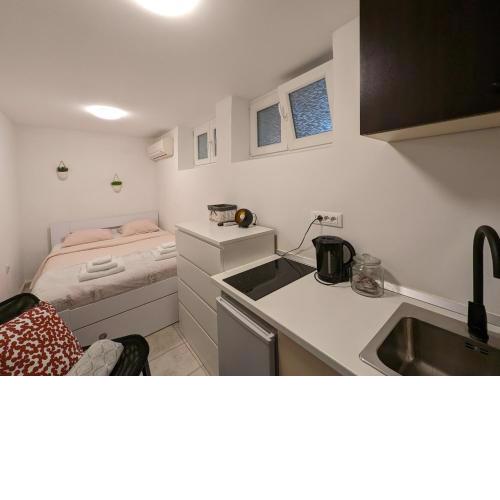 Tiny Apartment W Ensuite Bathroom
