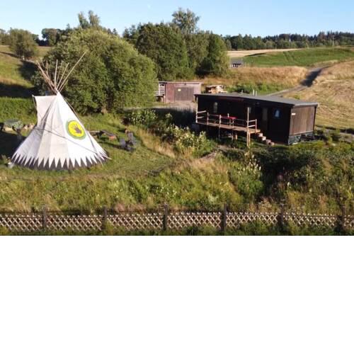 Tiny House mit Indianerzelt und Lagerfeuer im Harz