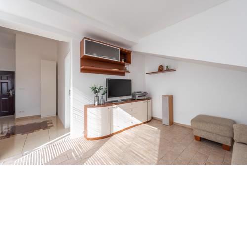 Tonely modern ap with a sea view for 6