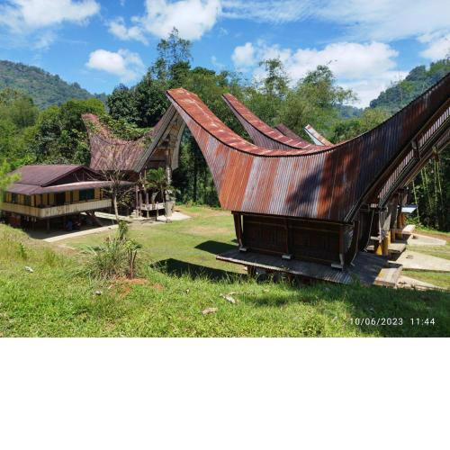Tongkonan Layuk Kalembang Homestay
