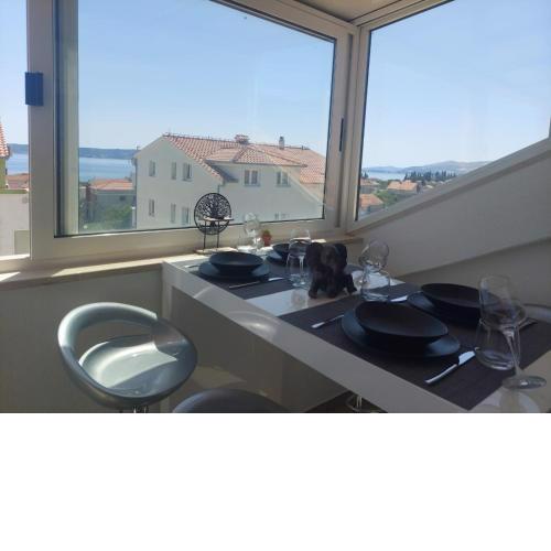 Top floor apartment with sea view