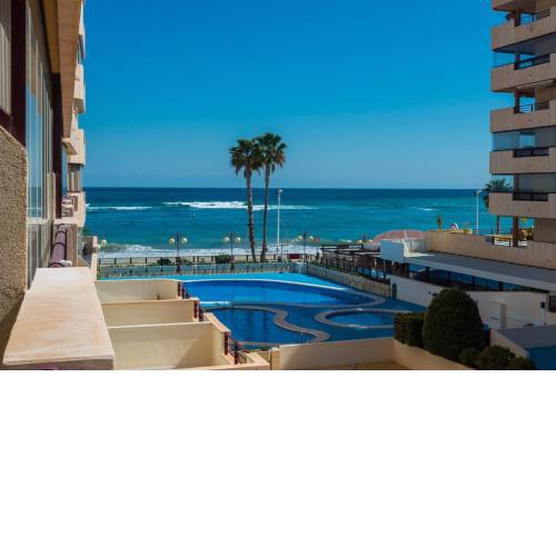 Topacio II in the center of the promenade of La Fossa beach in Calpe