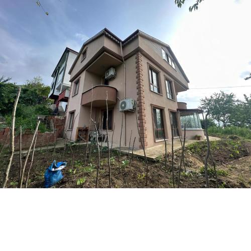 Trabzon merkeze yakın deniz manzaralı villa doğa ile iç içe eşsiz huzur içerisinde bir tatil