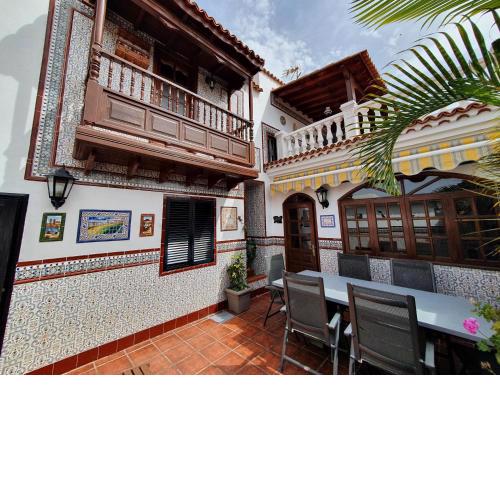 Traditional Canarian house with sea views