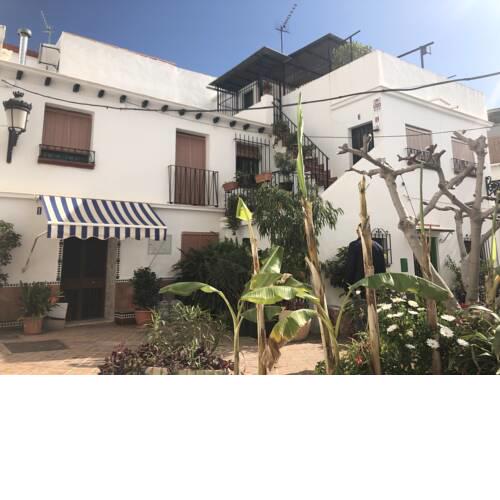 Traditional central 2 Double bed apt in quiet square