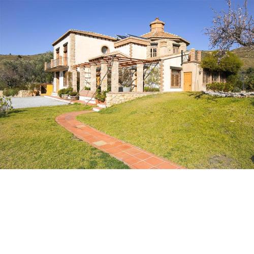 Traditional Farmhouse; large pool,gardens & views.