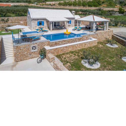 Traditional stone poolside villa in Bol