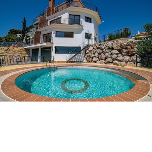 Tranquil 2 bed villa with private pool + sea view!