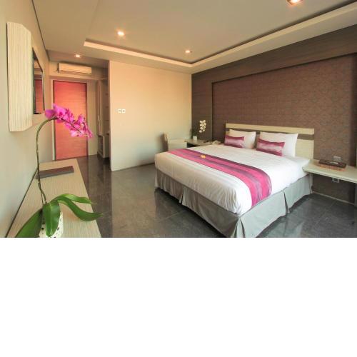 Transera Kamini Legian Hotel