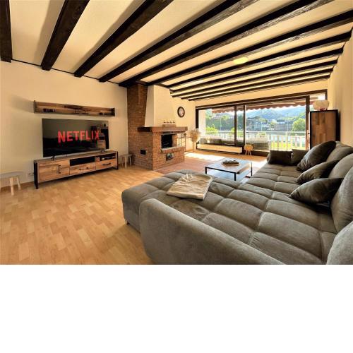 Traumaussicht Kamin Balkon Burgblick 65 Zoll TV Netflix Sky Joyn Lindenplatz