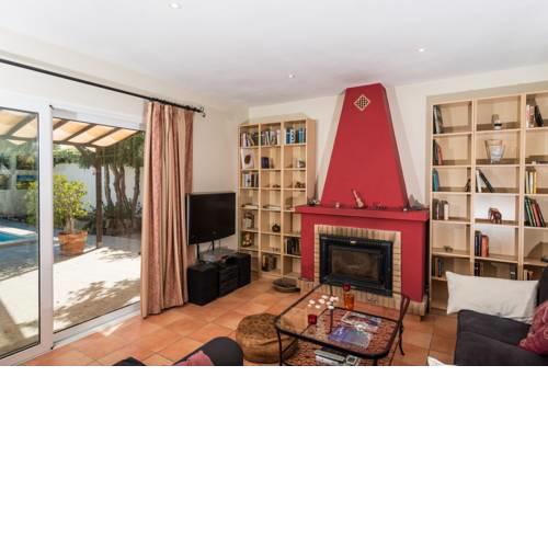 Trebeluger Villa Sleeps 6 with Pool Air Con and WiFi