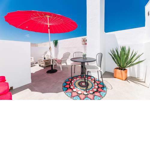 Trendy Central Apartment with small Parking and Terrace