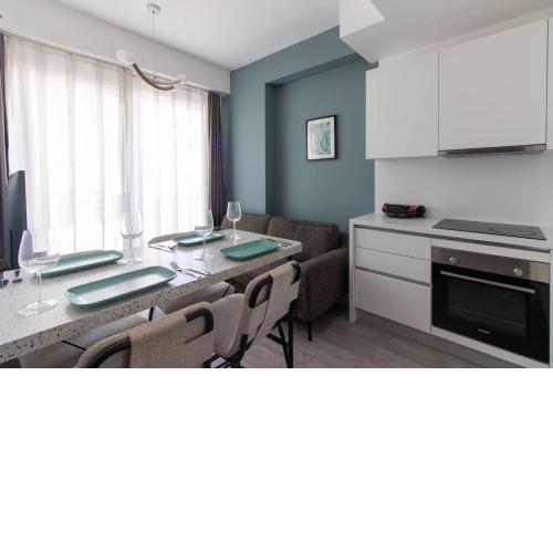 Trendy & Compact 2BR Apartment w/ Free Parking #18