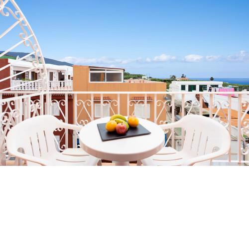 Triple room without kitchen, with Wifi and pool, nearby beach in Puerto de la Cruz