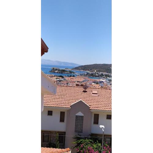 Triplex house, near center and sea