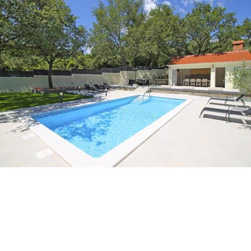 Tugare Villa Sleeps 8 with Pool Air Con and WiFi