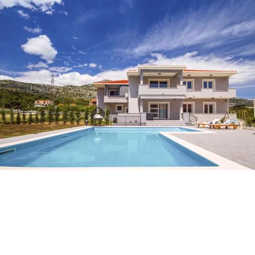 Tugare Villa Sleeps 8 with Pool Air Con and WiFi