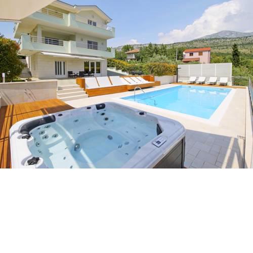 Tugare Villa Sleeps 8 with Pool Air Con and WiFi