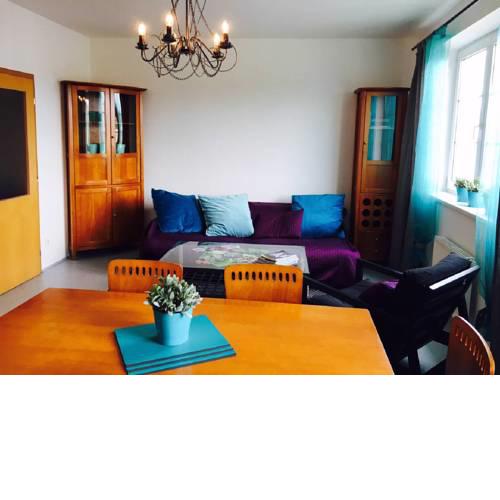 Turquoise flat with garage on subway