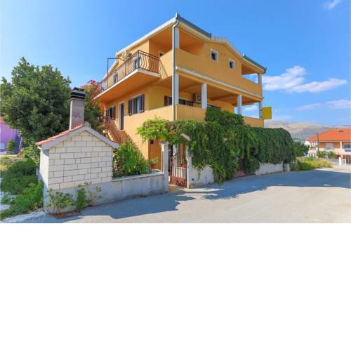 Two-Bedroom Apartment in Okrug Donji
