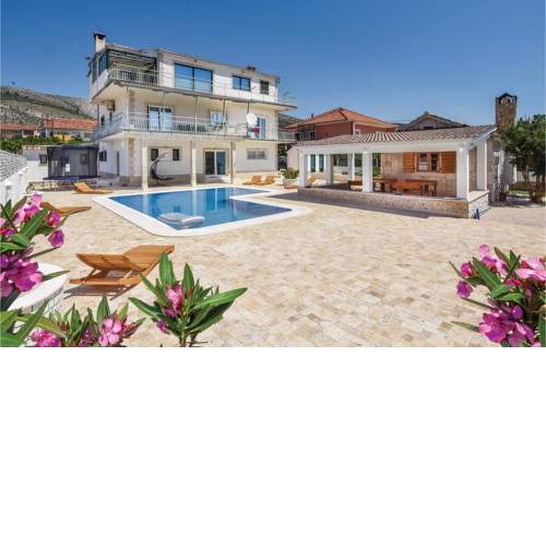 Two-Bedroom Apartment in Seget Donji